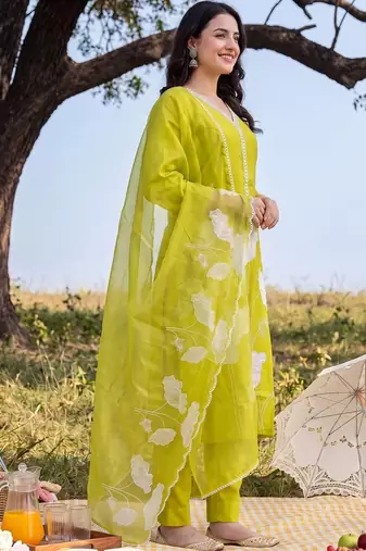 Women Floral Embroidered Regular Chikankari Kurta with Trousers & With Dupatta