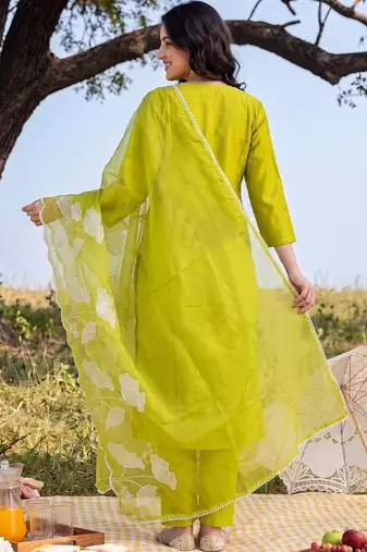 Women Floral Embroidered Regular Chikankari Kurta with Trousers & With Dupatta