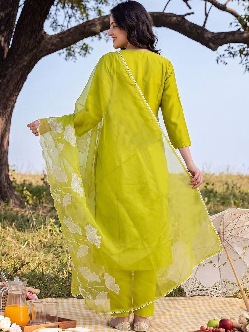 Women Floral Embroidered Regular Chikankari Kurta with Trousers & With Dupatta