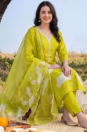 Women Floral Embroidered Regular Chikankari Kurta with Trousers & With Dupatta