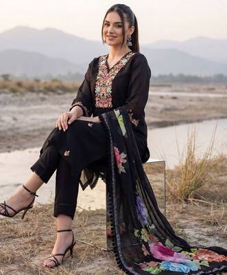 Women Floral Embroidered Regular Thread Work Kurta with Trousers & With Dupatta 1
