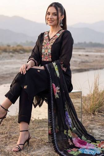 Women Floral Embroidered Regular Thread Work Kurta with Trousers & With Dupatta