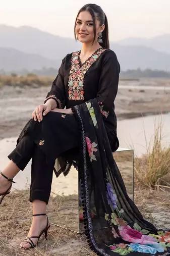 Women Floral Embroidered Regular Thread Work Kurta with Trousers & With Dupatta