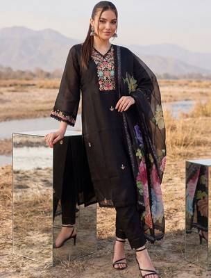 Women Floral Embroidered Regular Thread Work Kurta with Trousers & With Dupatta 2