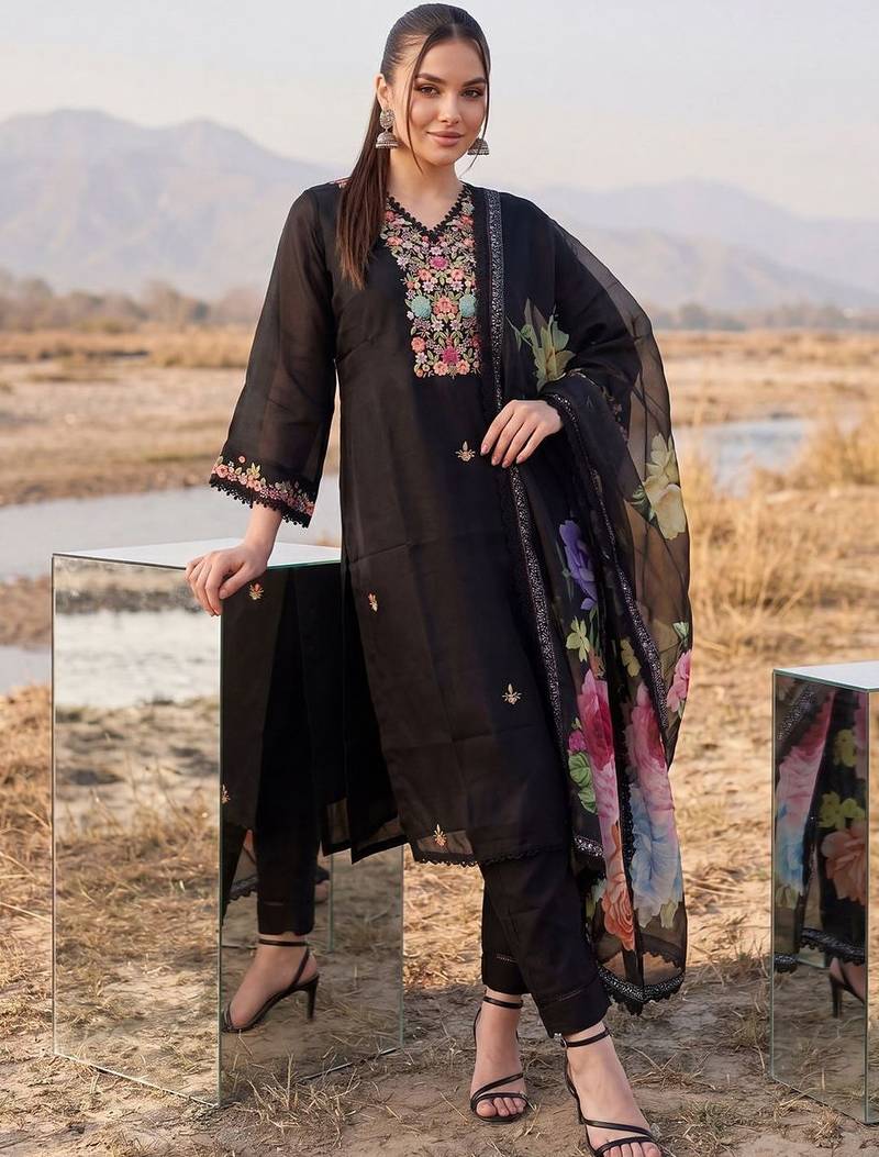 Women Floral Embroidered Regular Thread Work Kurta with Trousers & With Dupatta