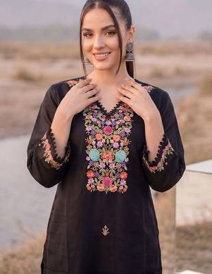 Women Floral Embroidered Regular Thread Work Kurta with Trousers & With Dupatta 3