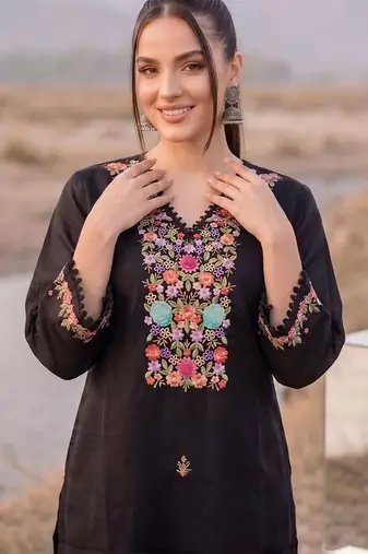 Women Floral Embroidered Regular Thread Work Kurta with Trousers & With Dupatta