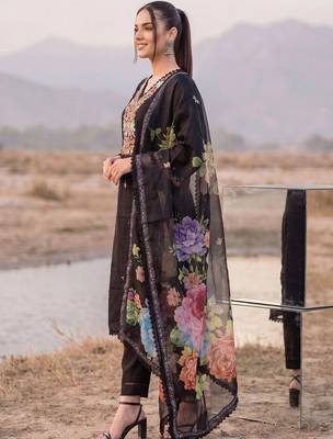 Women Floral Embroidered Regular Thread Work Kurta with Trousers & With Dupatta 4