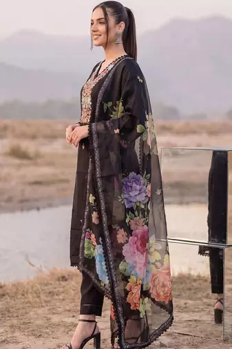 Women Floral Embroidered Regular Thread Work Kurta with Trousers & With Dupatta