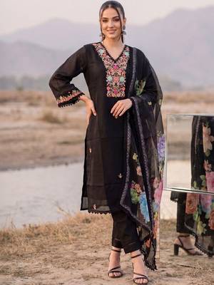 Women Floral Embroidered Regular Thread Work Kurta with Trousers & With Dupatta 5