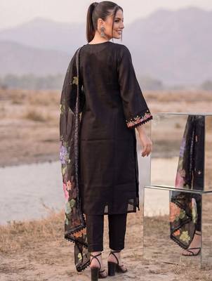Women Floral Embroidered Regular Thread Work Kurta with Trousers & With Dupatta 6