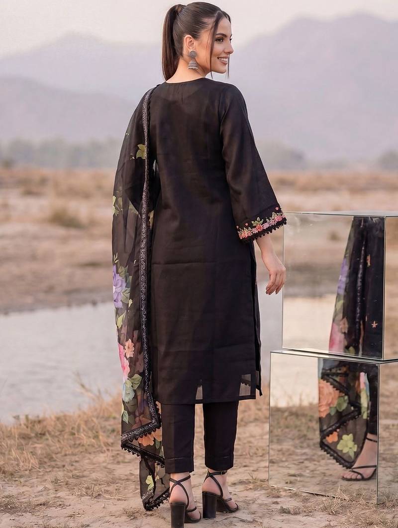Women Floral Embroidered Regular Thread Work Kurta with Trousers & With Dupatta