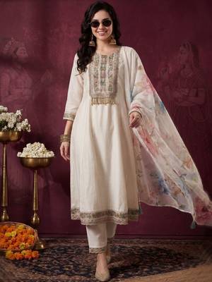 Women Floral Embroidered Regular Thread Work Kurta with Trousers & With Dupatta 2