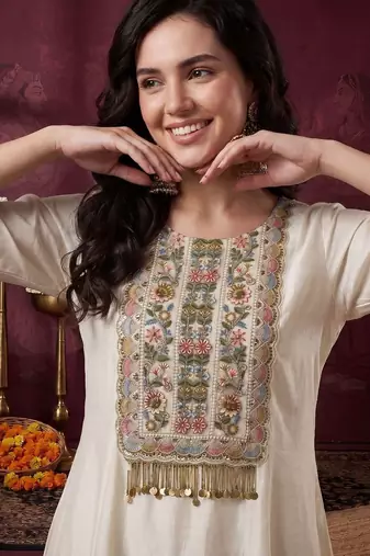 Women Floral Embroidered Regular Thread Work Kurta with Trousers & With Dupatta