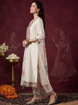 Women Floral Embroidered Regular Thread Work Kurta with Trousers & With Dupatta 4