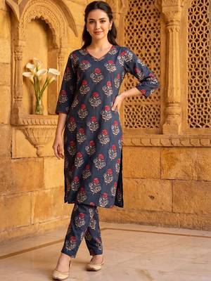 Women Floral Printed Regular Pure Cotton Kurta with Trousers 1