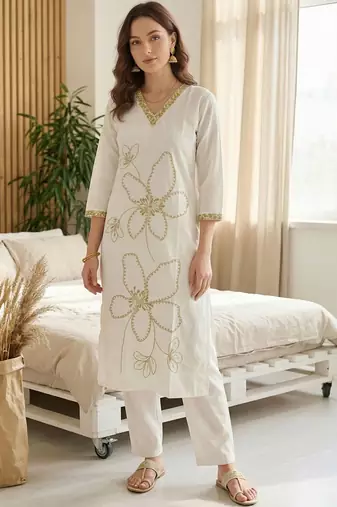 Women Floral Embroidered Regular Thread Work Kurta with Trousers