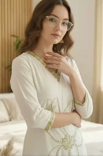 Women Floral Embroidered Regular Thread Work Kurta with Trousers