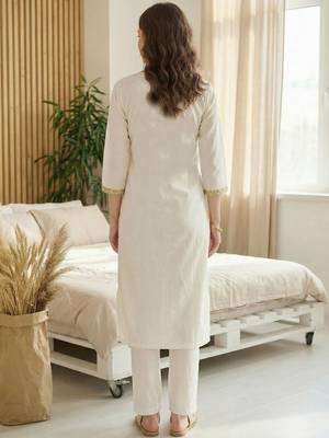 Women Floral Embroidered Regular Thread Work Kurta with Trousers 3