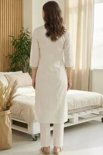 Women Floral Embroidered Regular Thread Work Kurta with Trousers