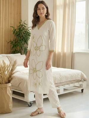 Women Floral Embroidered Regular Thread Work Kurta with Trousers 4