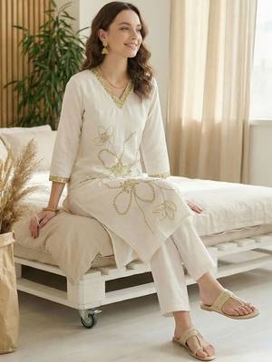 Women Floral Embroidered Regular Thread Work Kurta with Trousers 5