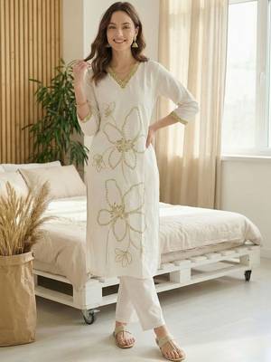 Women Floral Embroidered Regular Thread Work Kurta with Trousers 6