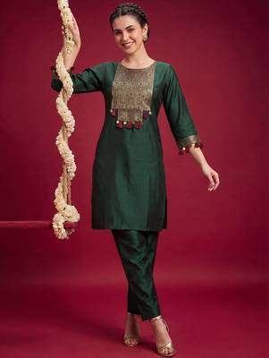 Women Ethnic Motifs Embroidered Regular Thread Work Liva Kurta with Trousers 1