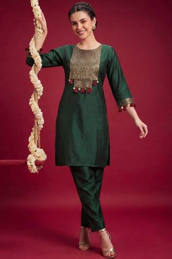 Women Ethnic Motifs Embroidered Regular Thread Work Liva Kurta with Trousers