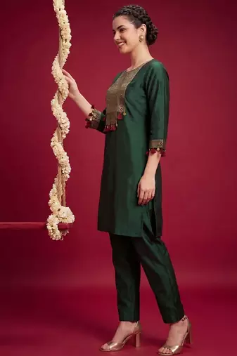 Women Ethnic Motifs Embroidered Regular Thread Work Liva Kurta with Trousers