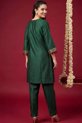 Women Ethnic Motifs Embroidered Regular Thread Work Liva Kurta with Trousers