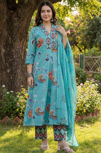 Women Floral Printed Regular Thread Work  Cotton Kurta with Trousers & With Dupatta
