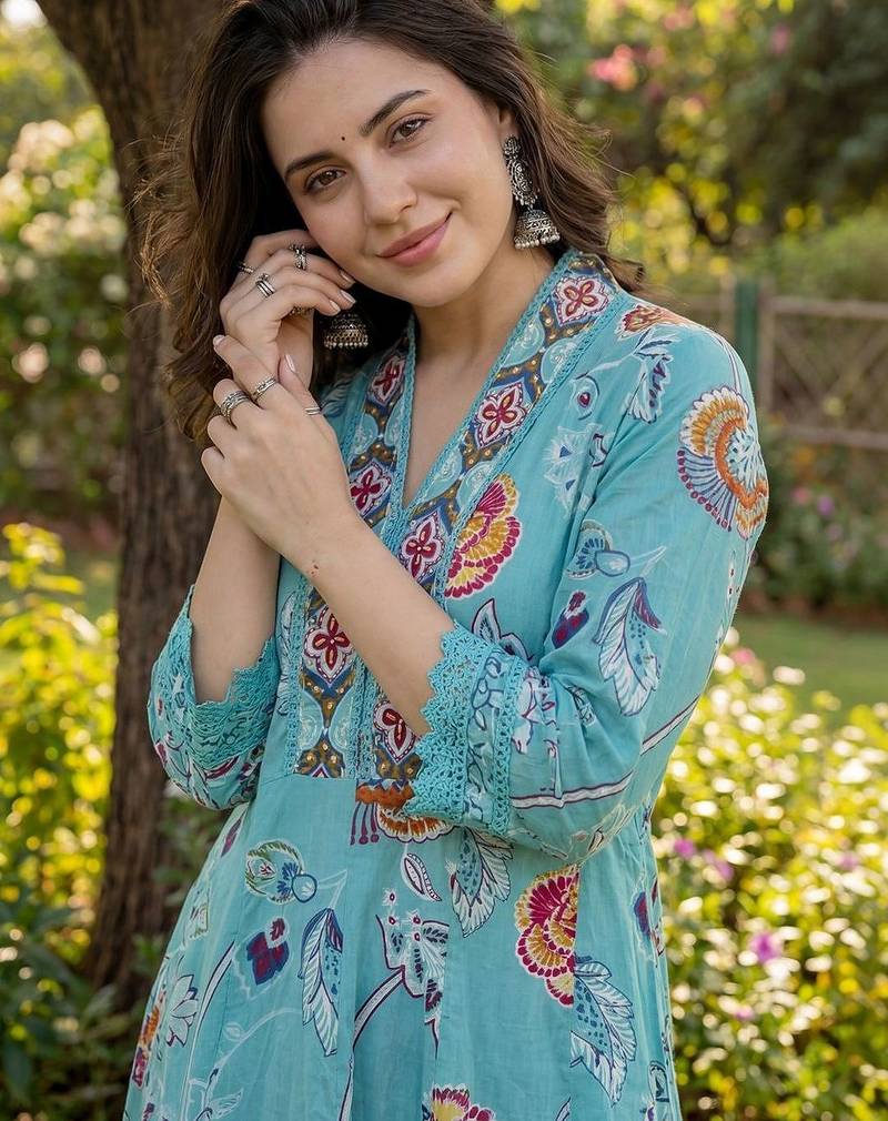 Women Floral Printed Regular Thread Work Pure Cotton Kurta with Trousers & With Dupatta