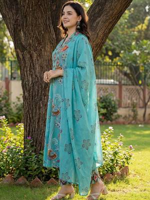 Women Floral Printed Regular Thread Work Pure Cotton Kurta with Trousers & With Dupatta 4