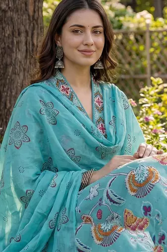 Women Floral Printed Regular Thread Work Pure Cotton Kurta with Trousers & With Dupatta