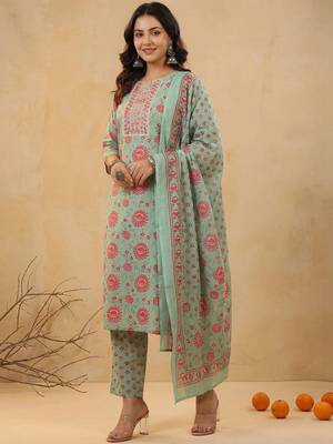 Women Floral Printed Regular Thread Work Kurta with Trousers & With Dupatta 1