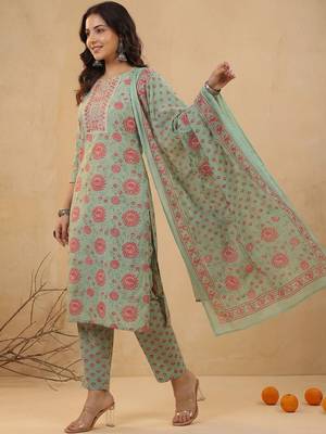 Women Floral Printed Regular Thread Work Kurta with Trousers & With Dupatta 5