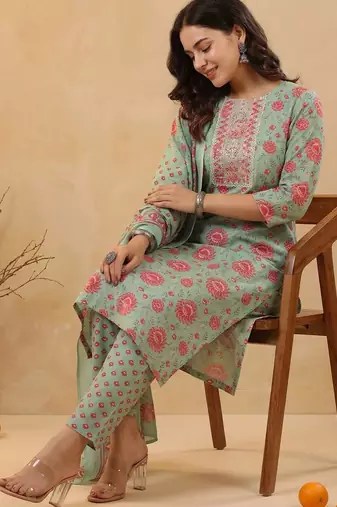 Women Floral Printed Regular Thread Work Kurta with Trousers & With Dupatta