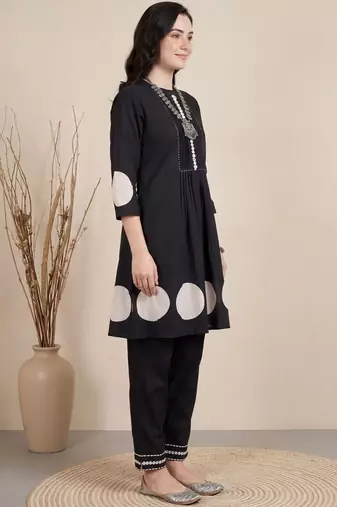 Women Dyed Tiered Thread Work Pure Cotton Kurta with Trousers