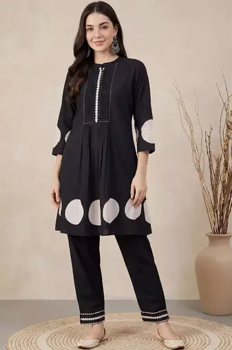 Women Dyed Tiered Thread Work Pure Cotton Kurta with Trousers