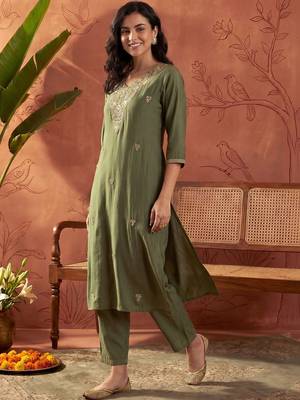 Women Ethnic Motifs Embroidered Regular Thread Work Kurta with Trousers 1