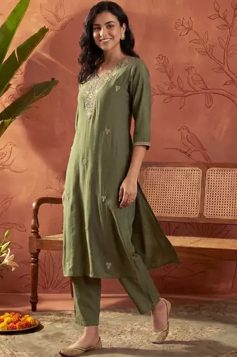 Women Ethnic Motifs Embroidered Regular Thread Work Kurta with Trousers