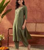 Women Ethnic Motifs Embroidered Regular Thread Work Kurta with Trousers