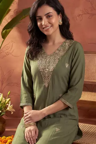 Women Ethnic Motifs Embroidered Regular Thread Work Kurta with Trousers