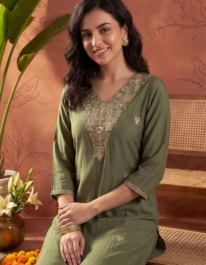 Women Ethnic Motifs Embroidered Regular Thread Work Kurta with Trousers