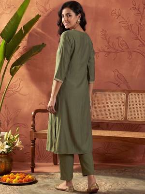 Women Ethnic Motifs Embroidered Regular Thread Work Kurta with Trousers 4