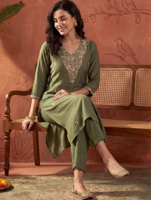 Women Ethnic Motifs Embroidered Regular Thread Work Kurta with Trousers 5