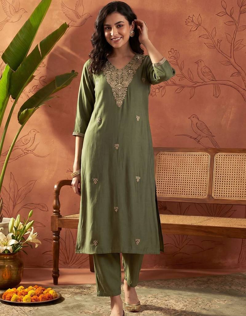 Women Ethnic Motifs Embroidered Regular Thread Work Kurta with Trousers