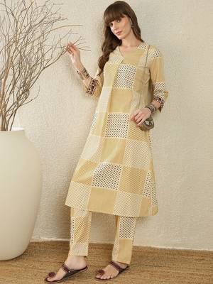 Women Printed Regular Pure Cotton Kurta with Trousers 1