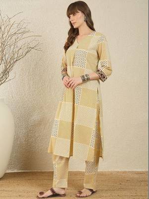 Women Printed Regular Pure Cotton Kurta with Trousers 3